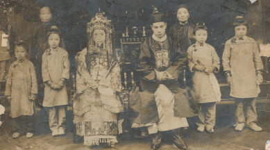 明治 45 年 (1912) 4 月 27 日，板橋林家的林祖壽與清水蔡蓮舫女兒蔡嬌霞的結婚照。（識別號 T0651P0096_01_0017）