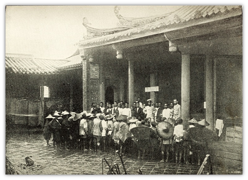 1895年新竹市街聖廟內兵站部諭示臺灣苦力情景