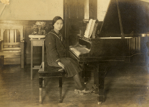 1927-1931 年就讀日本下關梅光女學院時期的高慈美，在大禮堂的鋼琴前留影。（識別號 T0607P0090_01_0027）